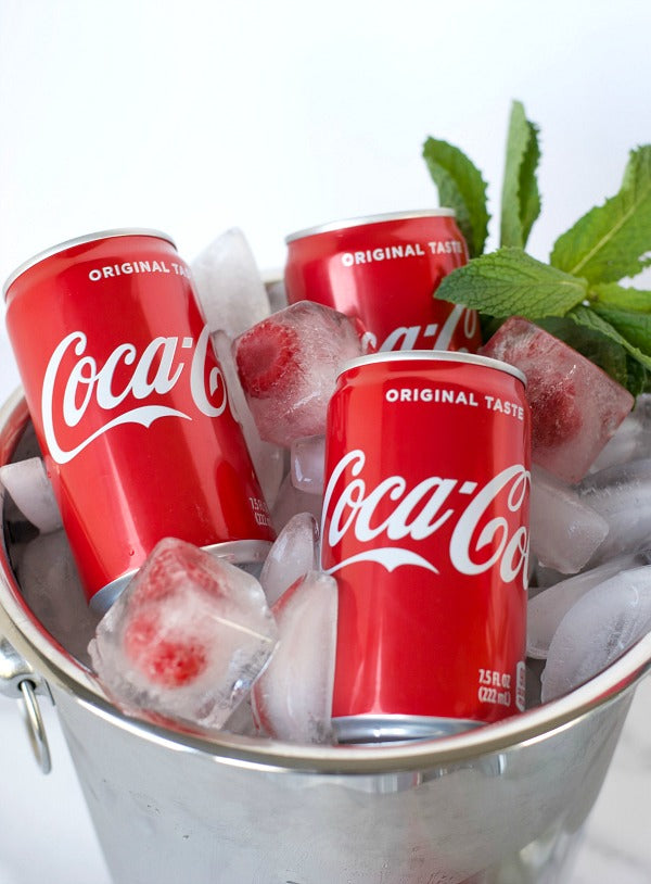 Click through for my easy raspberry rum and coke cocktail for summertime entertaining | Easy party hosting | Summer parties | SatsumaDesigns.com #coke #cocktails