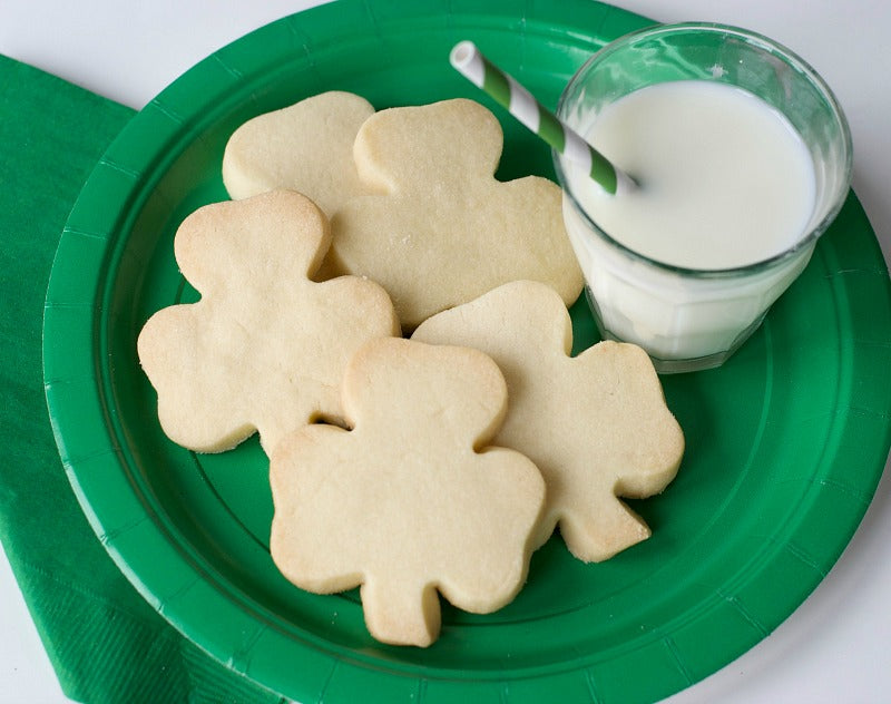 Shamrock shortbread cookie recipe | St. Patrick's Day cookies | St. Patrick's Day recipes | SatsumaDesigns.com #recipes #stpatricksday