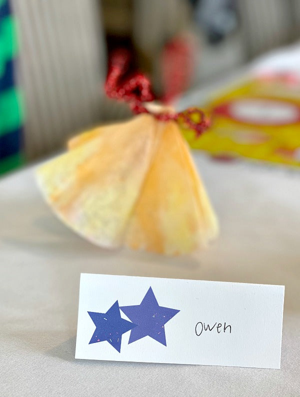 Star burst place cards printable for party hosting and how to create a seating chart to delight all guests #entertaining #hosting #birthdayideas #partyplanning #seatingchart #weddingplanning #satsumadesigns
