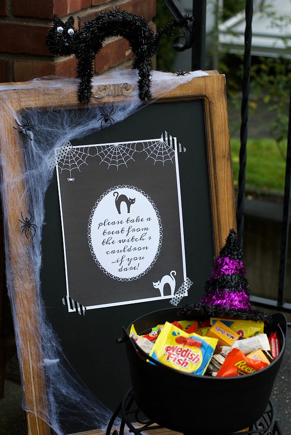 Take a treat Halloween night printable | Printable to post on Halloween night when you can't be there to answer the door | #Halloween #trickortreat #printables #Halloweenprintables #satsumadesigns