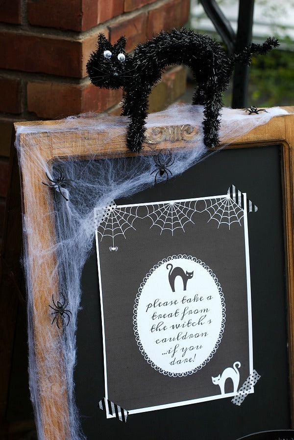 Take a treat Halloween night printable | Printable to post on Halloween night when you can't be there to answer the door | #Halloween #trickortreat #printables #Halloweenprintables #satsumadesigns