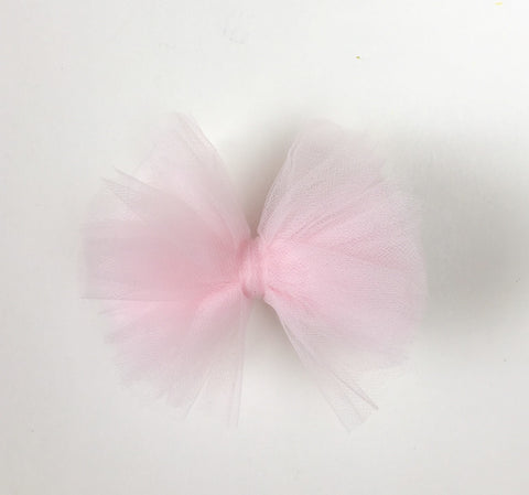 Try my DIY tulle bow tutorial for an easy accessory, gift topper, party favor and more. This easy to make craft is great for kids too! #tulle #tullebow #bows #diy #crafts #partyfavors #satsumadesigns #dancemom