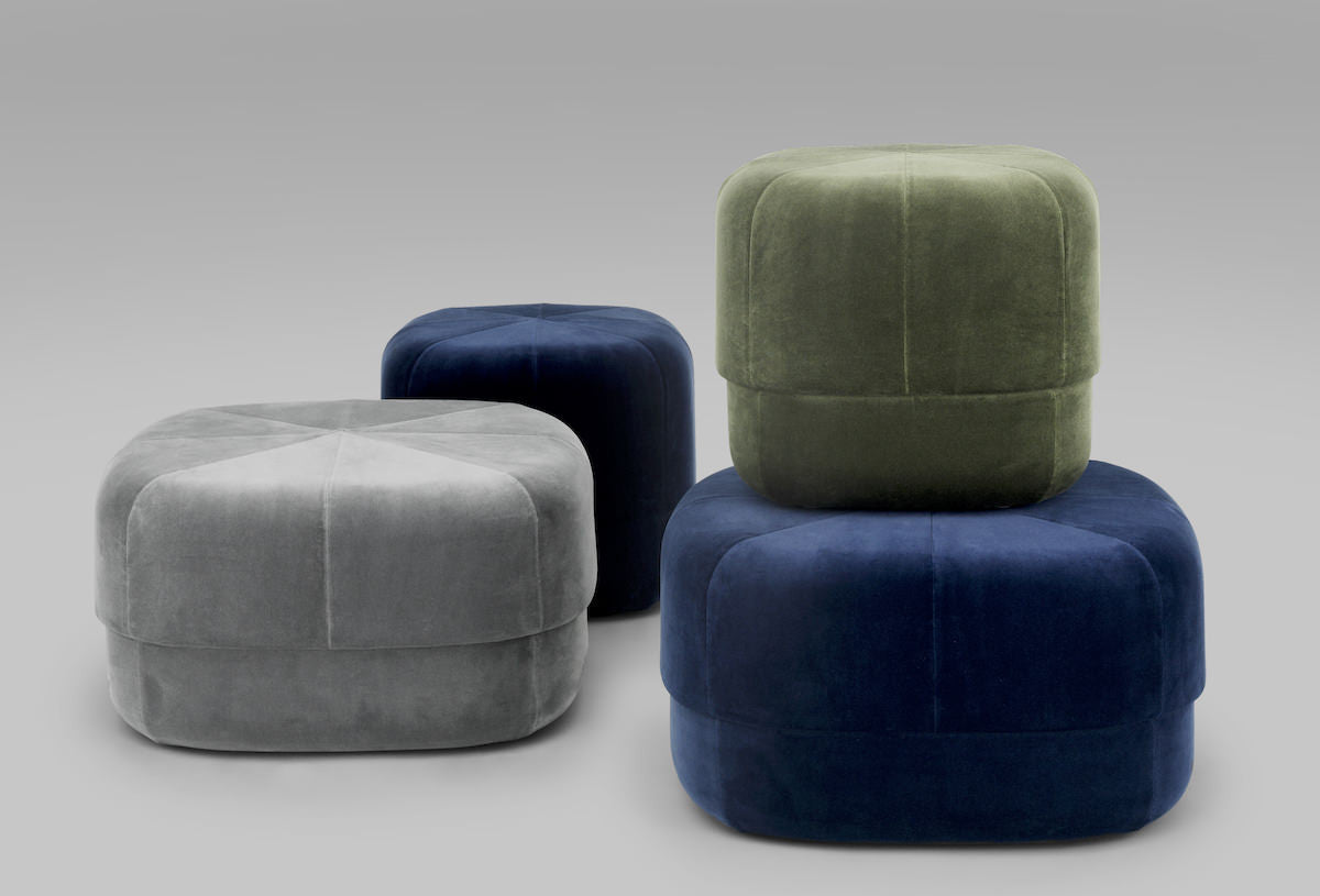 Circus Pouf Large Dark Blue Velour fra Normann Copenhagen