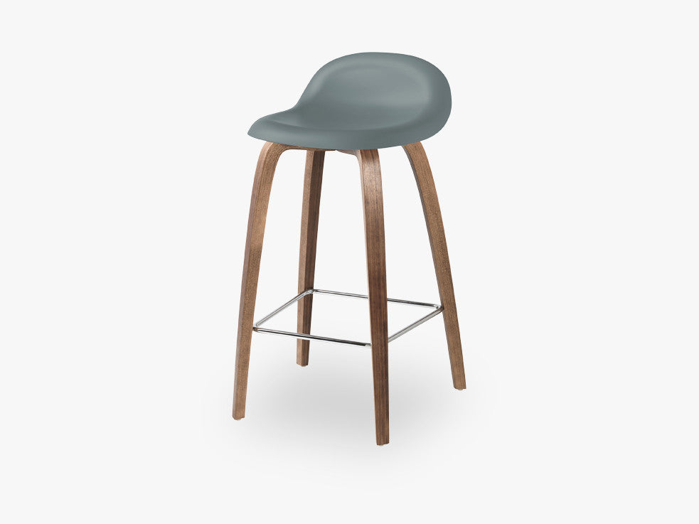 3D Counter Stool - Un-upholstered - 65 cm American Walnut base, Rainy Grey shell fra GUBI