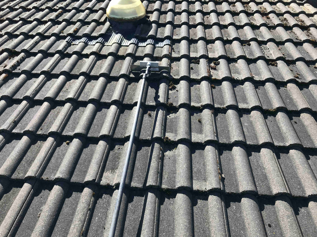 Roof moss scraper for double roman tiles