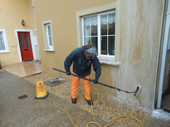 Soft washing wall render to clean algae, mold, fungi, moss and lichen