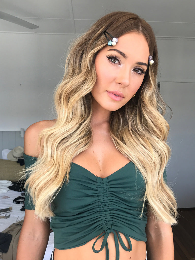 Shannon Taylor wears the THICK Sitting Pretty Halo in col. Beige Blonde + Dark Blonde 613/10 halo hair extensions
