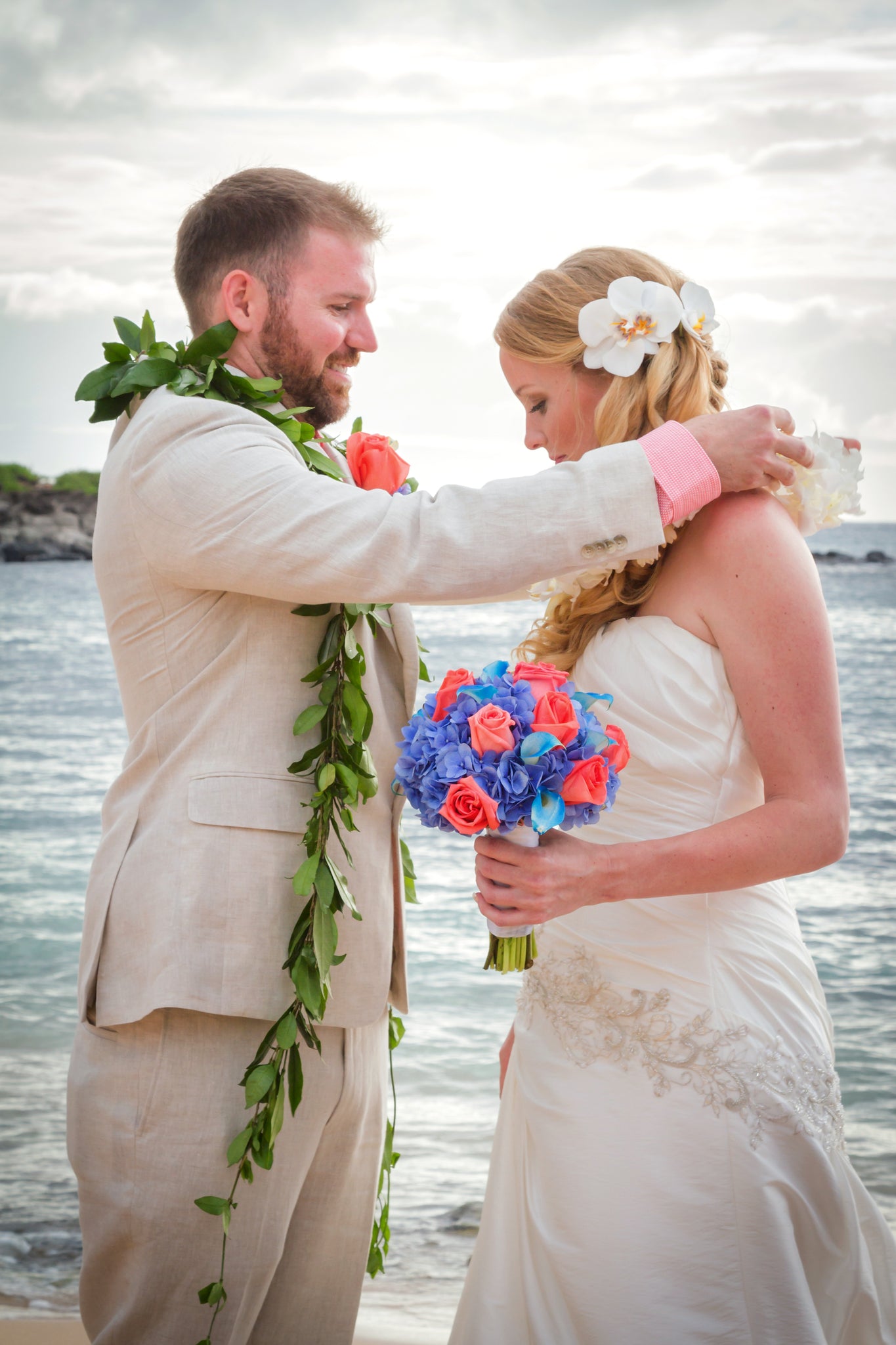 Groom lei's his new Wife in Hawaii tradition
