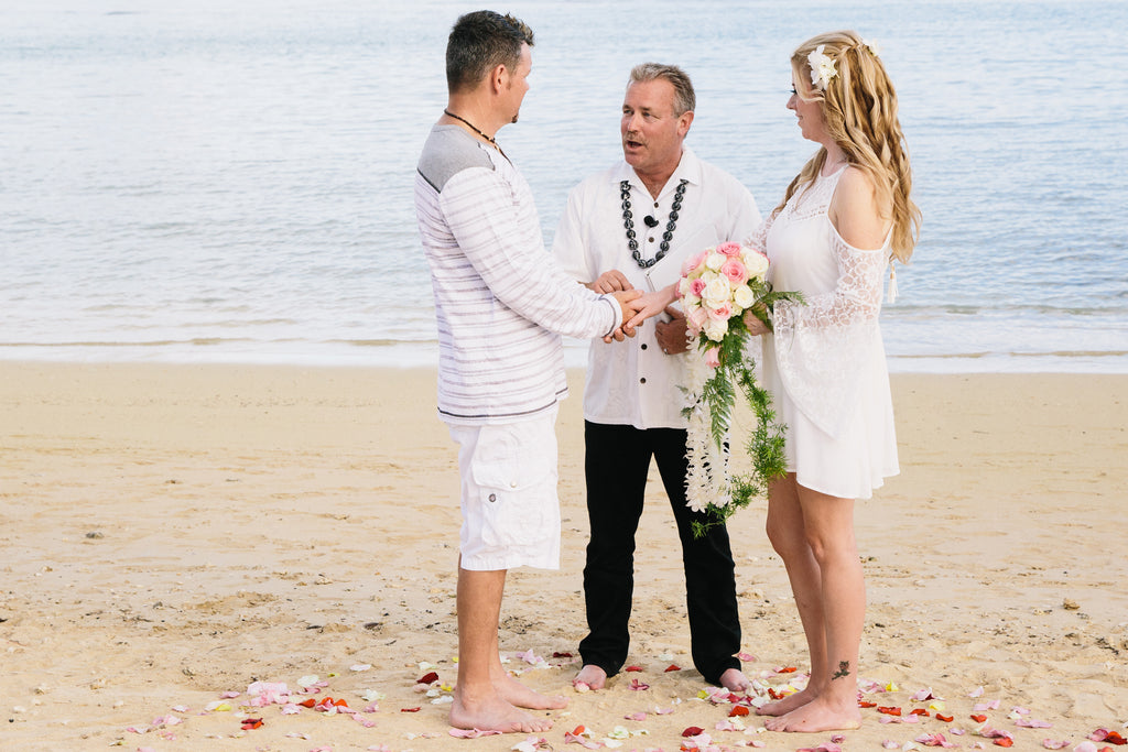 Bride and Groom Marry on Duke Kohanamoku Beach in Waikiki, Oahu, Hawaii