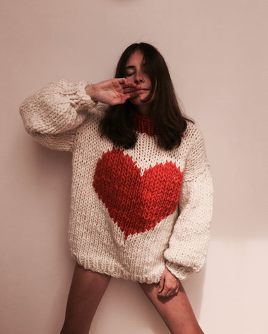 the knitters xxl chunky knitting white jumper with red heart