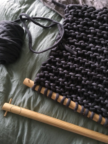 plump and co xxl chunky knitting using giant needles to make charcoal blanket