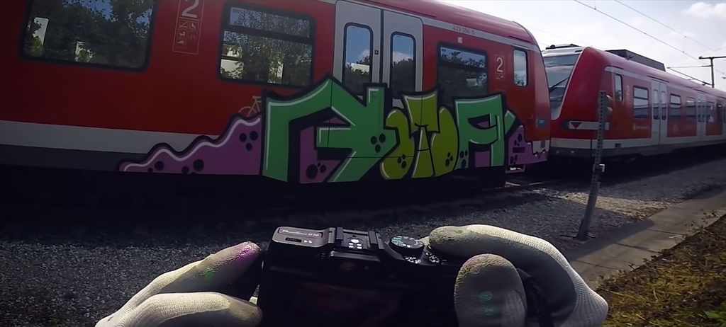 gotoo train graffiti