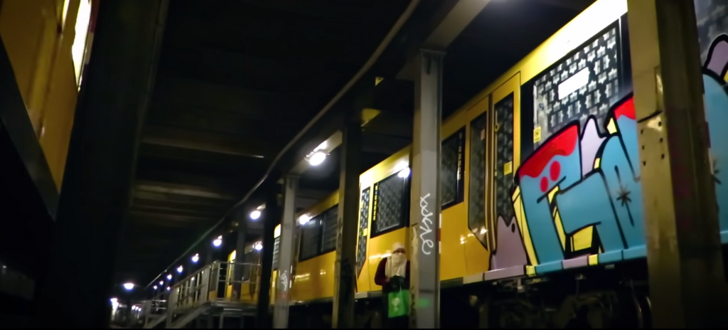 gotoo train graffiti