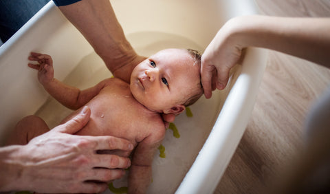 Parents bathe child as a solution to baby insomnia