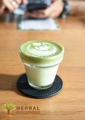 green tea smoothie with papaya seed powder