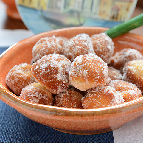 zepploes with sugar in bowl