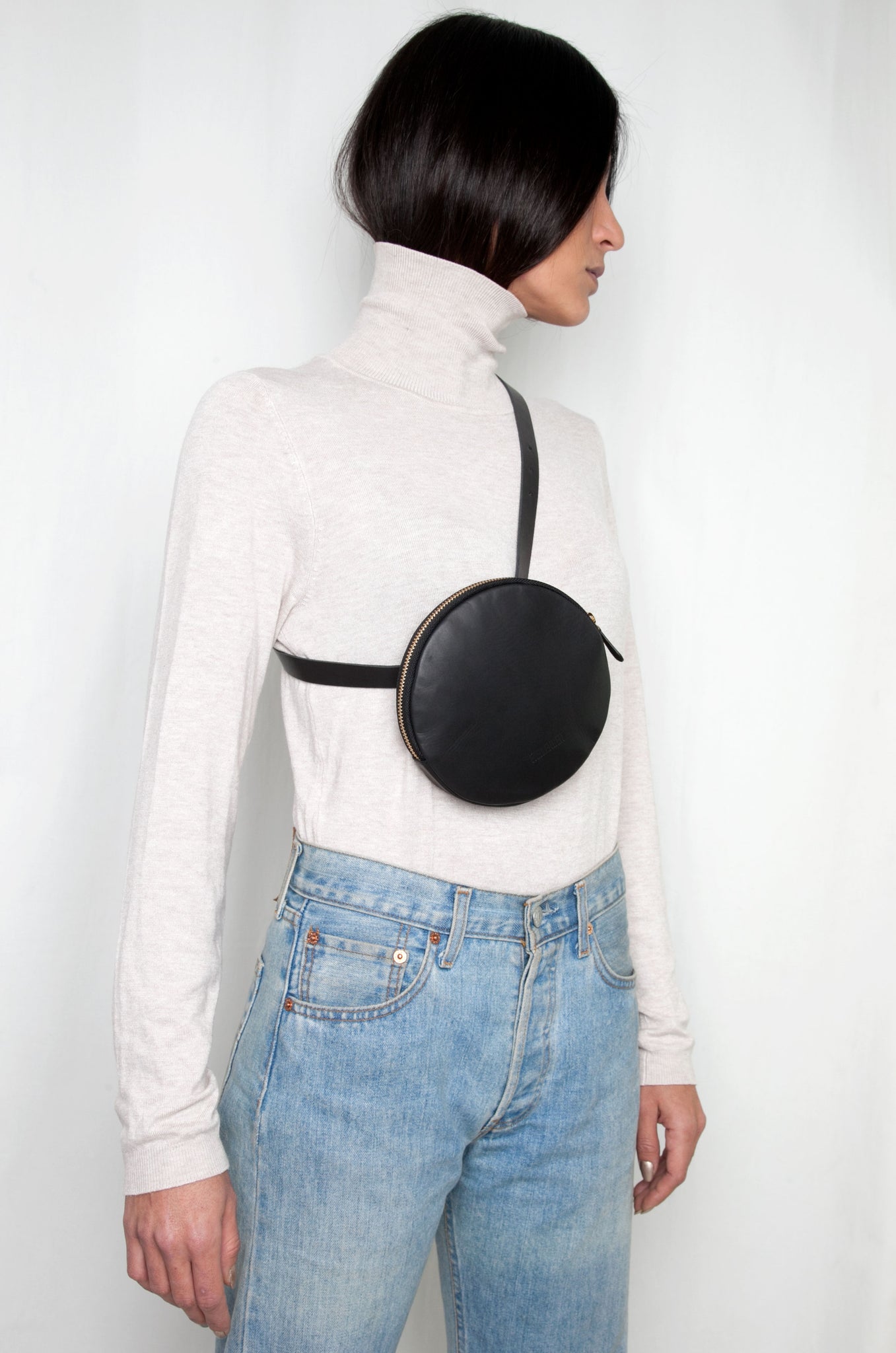 Funny-Pack-Fahrenheit-Circle-Leather-White-Handmade-Nuovum-Barcelona-localdesigners