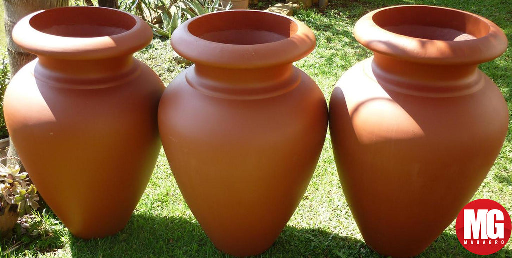 plastic pots vs clay pots