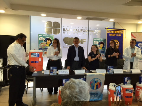 entrega-donativo-filtro-agua-rural-club-rotario-a-escuela-comedor