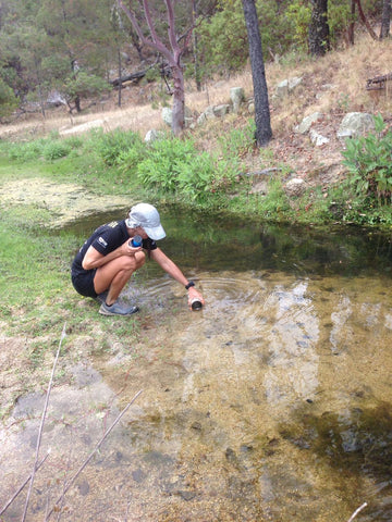 tomando agua filtrada botella filtro boteoz