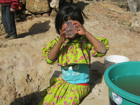 rural-child-drinks-clean-water-thanks-to-eoz-water-purifier-fundacion-tarahumara