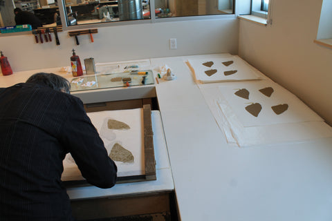 inuit art printmaker at work ! 