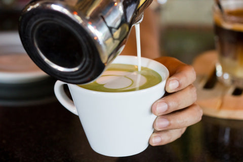 adding-milk-to-matcha-green-tea
