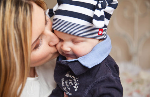 Baby and Mom kissing