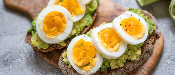 Vollkornbrot mit Avocado und Ei