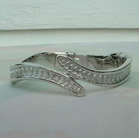 MONET Wavy Bypass Bracelet Clam Shell Pattern Vintage Jewelry