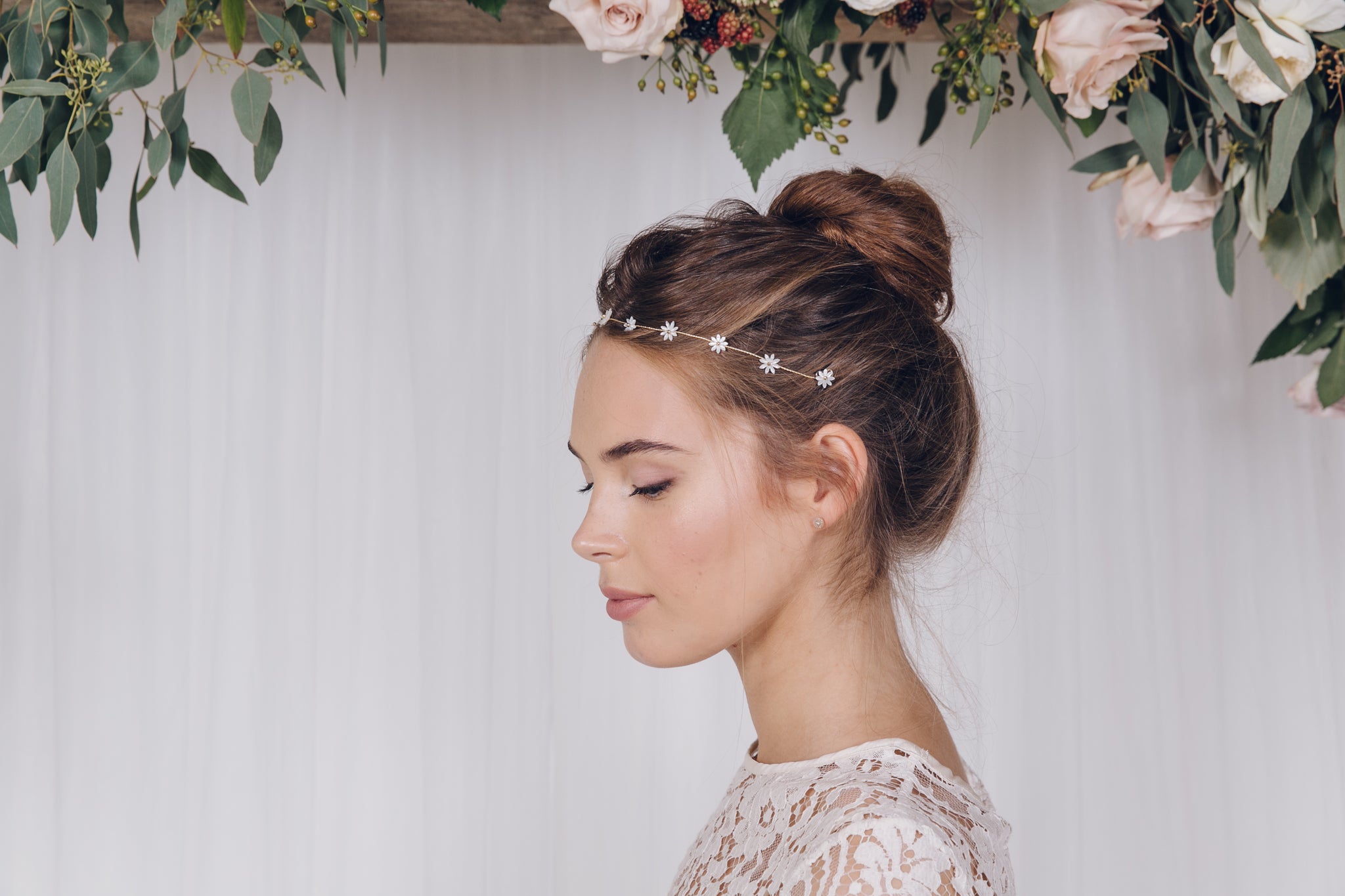 Daisy flower wedding headband with ribbon ties