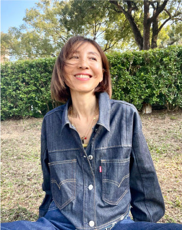 Levi's 501 Girls Project: Woman styled in Levi's denim jacket and sitting on the grass - Levi's Hong Kong