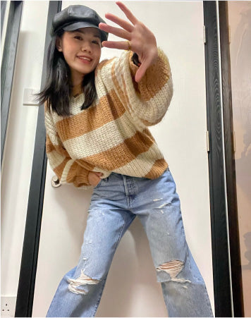 Levi's 501 Girl Project: Aisan girl who styled in sweater and jeans is selfie in front the camera - Levi's Hong Kong