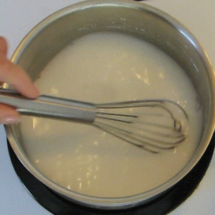 漂白牛仔樓教學: 將溫水和粟米粉攪拌混合，直至黏稠形成凝膠狀 - Levi's 香港