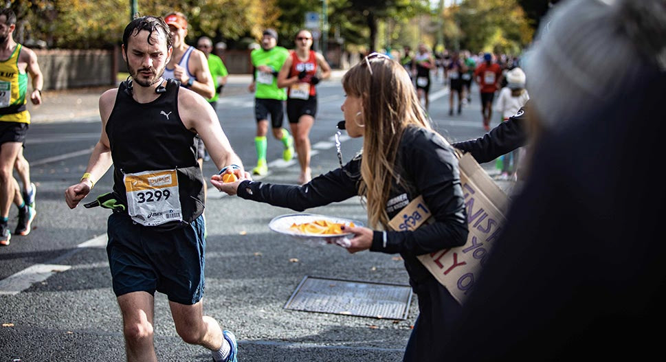 marathon runner eating during race