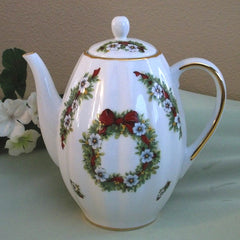 Tall Ribbed Teapot Christmas Wreath w White Flowers
