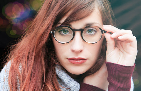 lunettes ordi arrondies pour yeux verts, peau claire et visage ovale