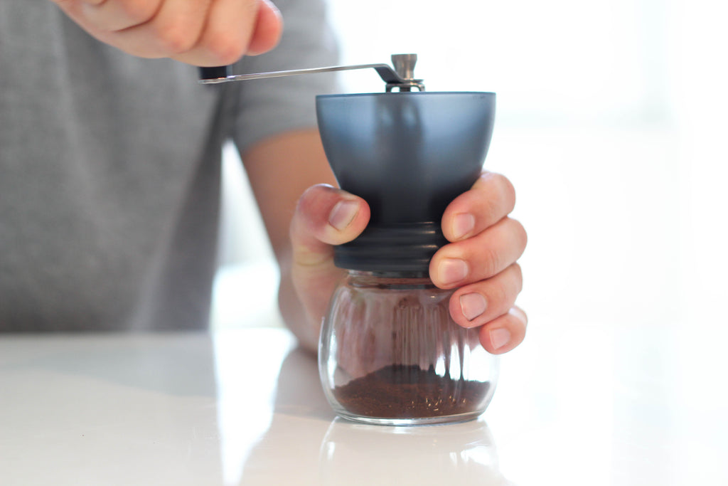 AeroPress Kaffee mit Handmühle mahlen