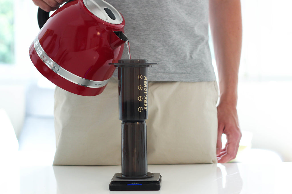 AeroPress etwas Wasser eingiessen bloomen