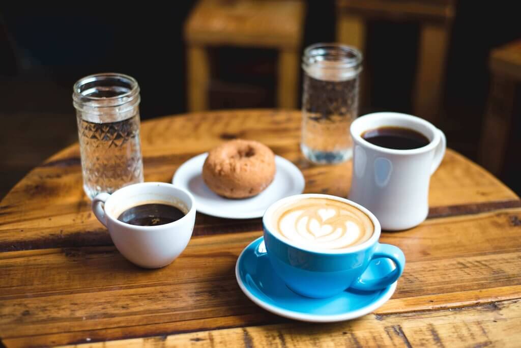 Frühstückstisch mit Kaffee und Donut