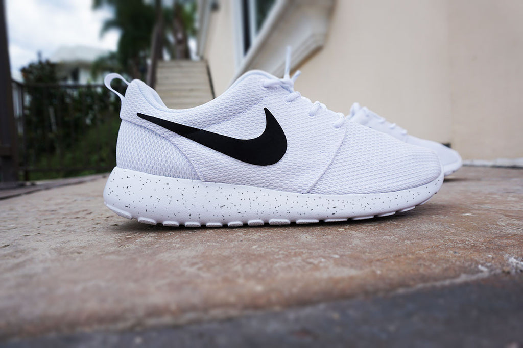 nike roshe black white