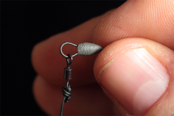 neatly form the Tungsten putty around the overhand loop knot