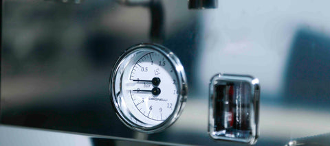 Đồng hồ hiển thị áp suất nước của máy