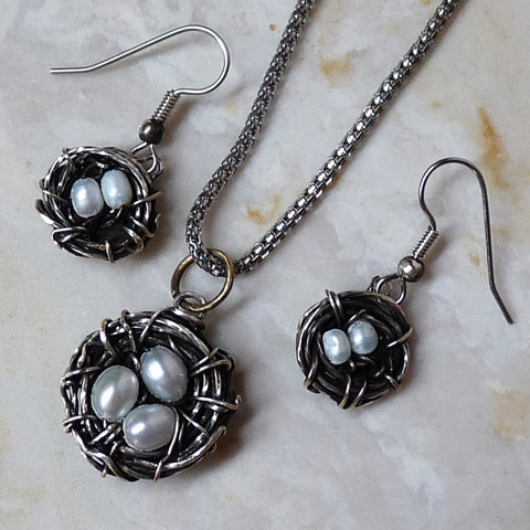 Wire wrapped birds nest jewelry tutorial. Shown: set of earrings and pendant in diver and pearls.