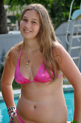 Chica con sobrepeso ligero en bikini rosa