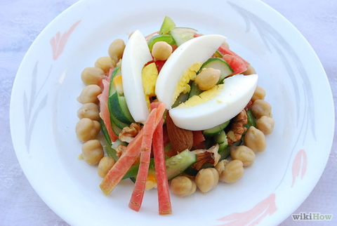 Ensalada de garbanzo, huevo cocido, almendras, zanahoria, calabazas