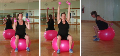 Ejercicio de hombros con mancuernas sentada en pelota grande