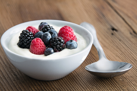 Plato de yogurt con frutos rojos