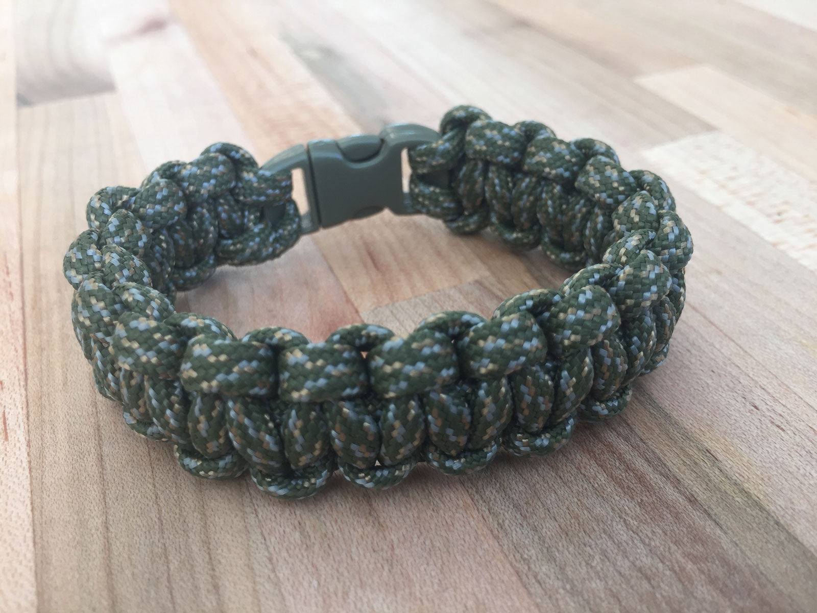 Easy Step-By-Step Instructions for Making a Paracord Bracelet