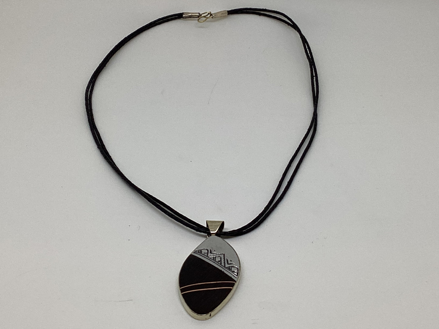 Tuareg ebony small pendant with copper lines necklace